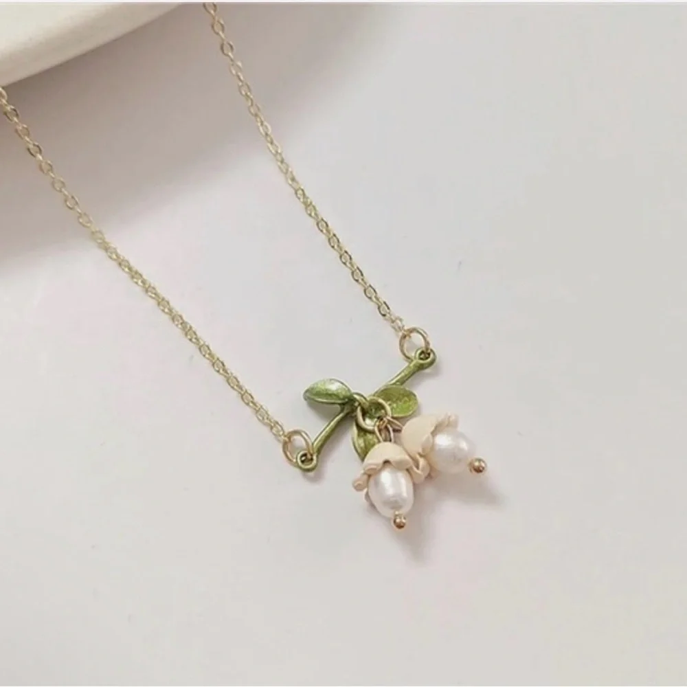 Elegant Gold and Green Floral Pendant Necklace - Picture 2 of 5